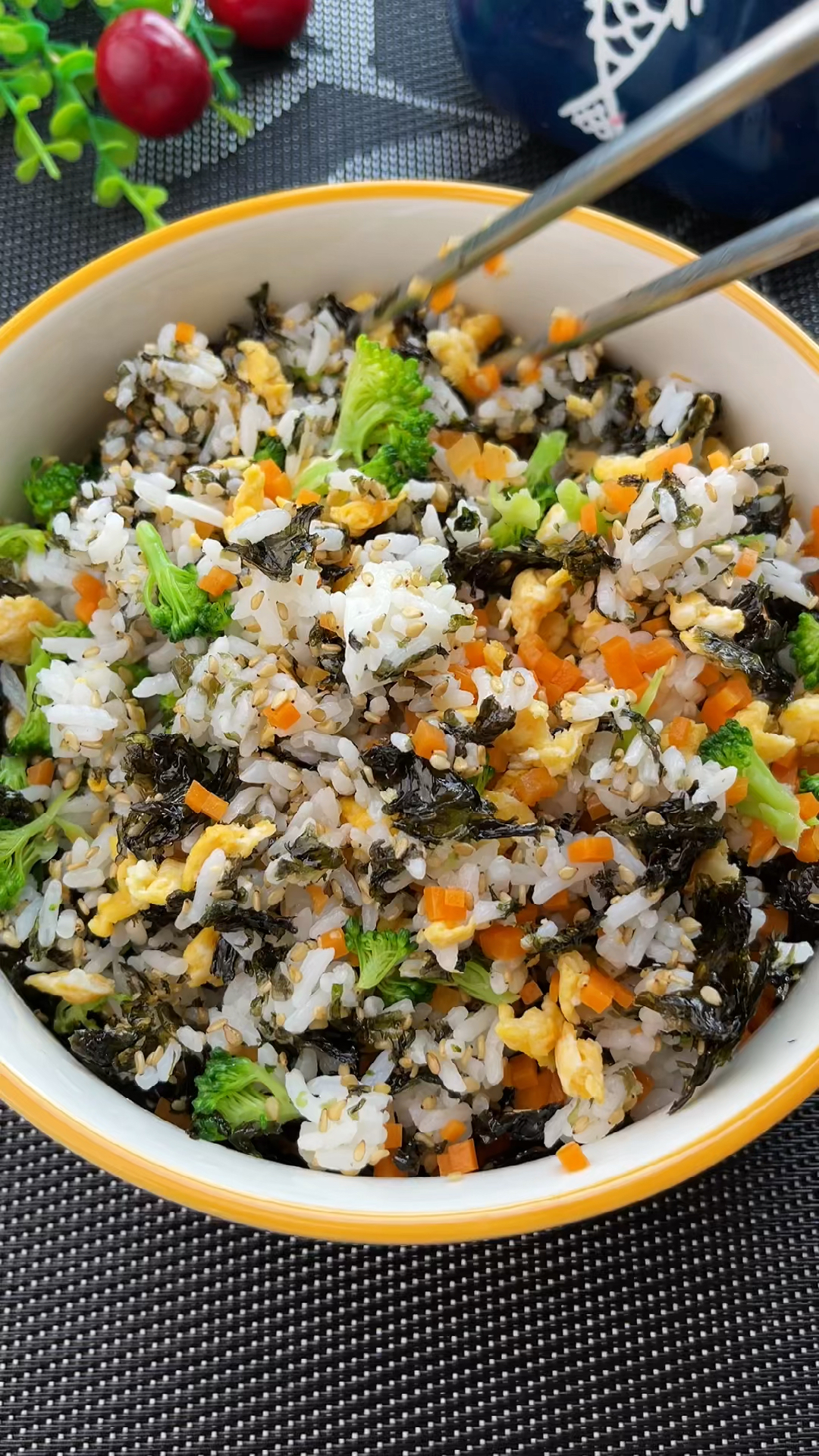 如果孩子不爱吃您做的饭,这个海苔碎饭团您一定要试试