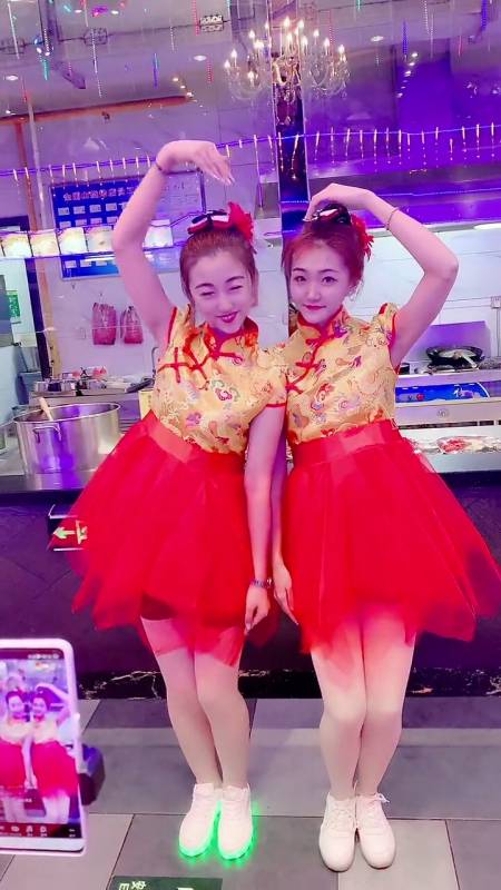 金刚山烧烤店两个白嫩嫩的大美人-全民小视频
