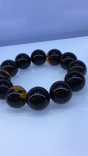 带你看看什么是琥珀中的精品(黑蜜)