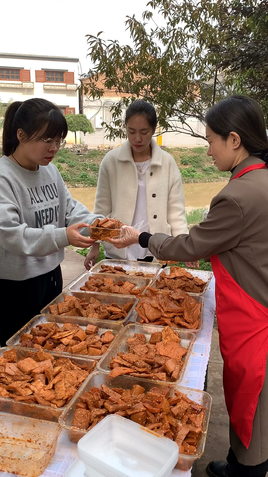 手撕素肉#婚后一样打拼,一门手艺一个人摆摊虽然很累很辛苦,我不逝侣