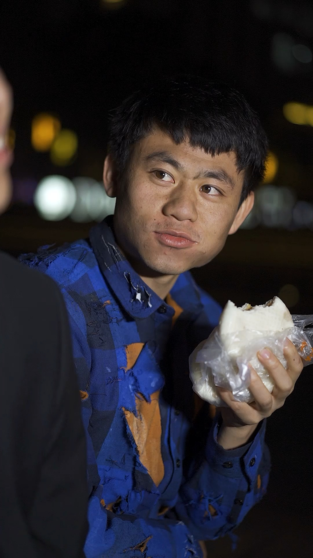 全民正能量小乞丐鼓励落魄青年