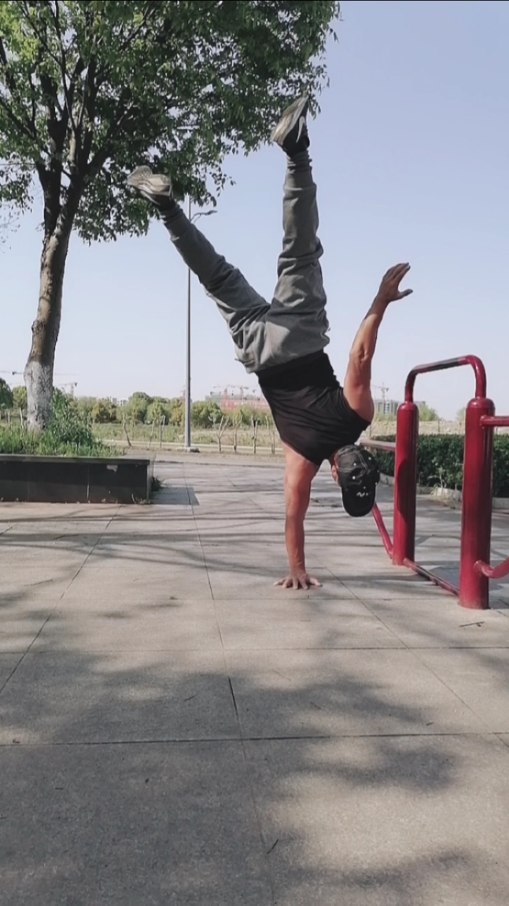 健身宁教练传递健身正能量#单手倒立