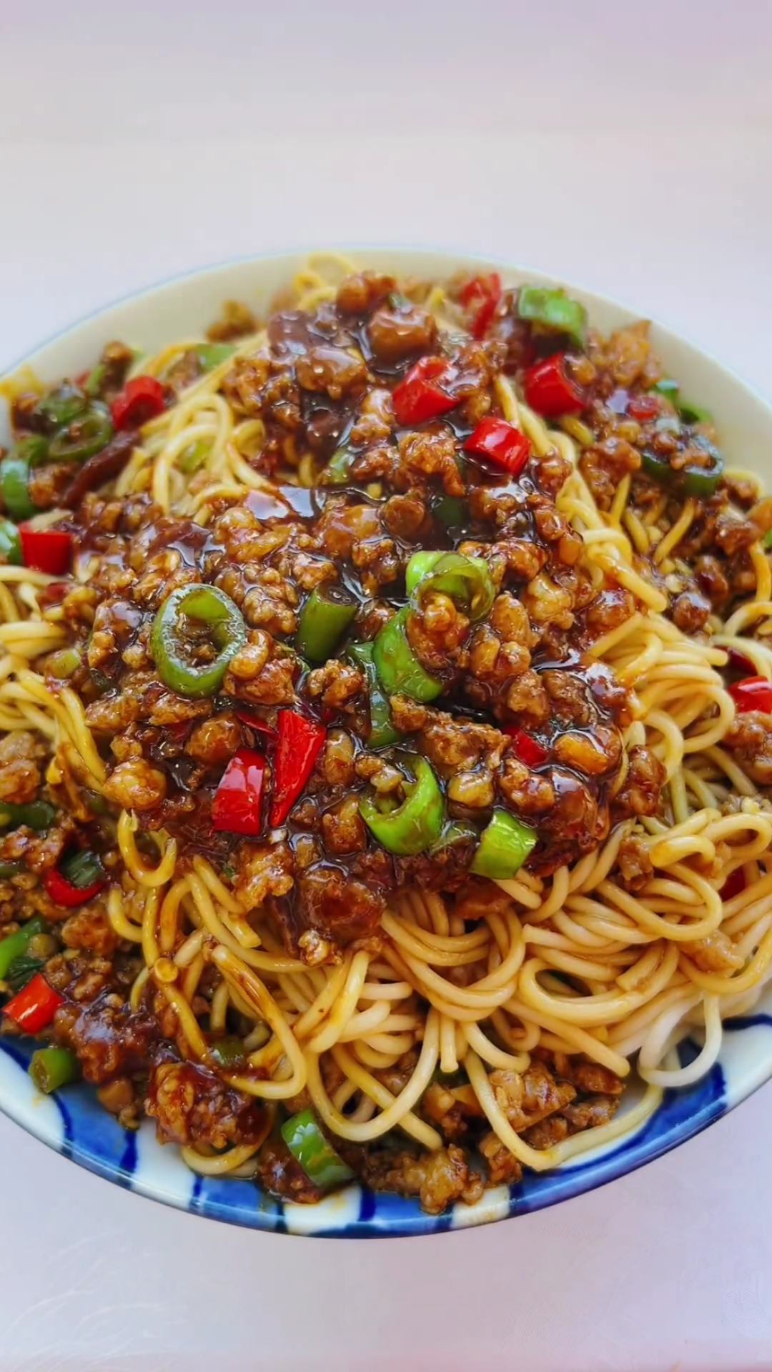 今天做了份酱香浓郁,百吃不厌的肉沫拌面,每根面条都裹满了酱汁,跐溜