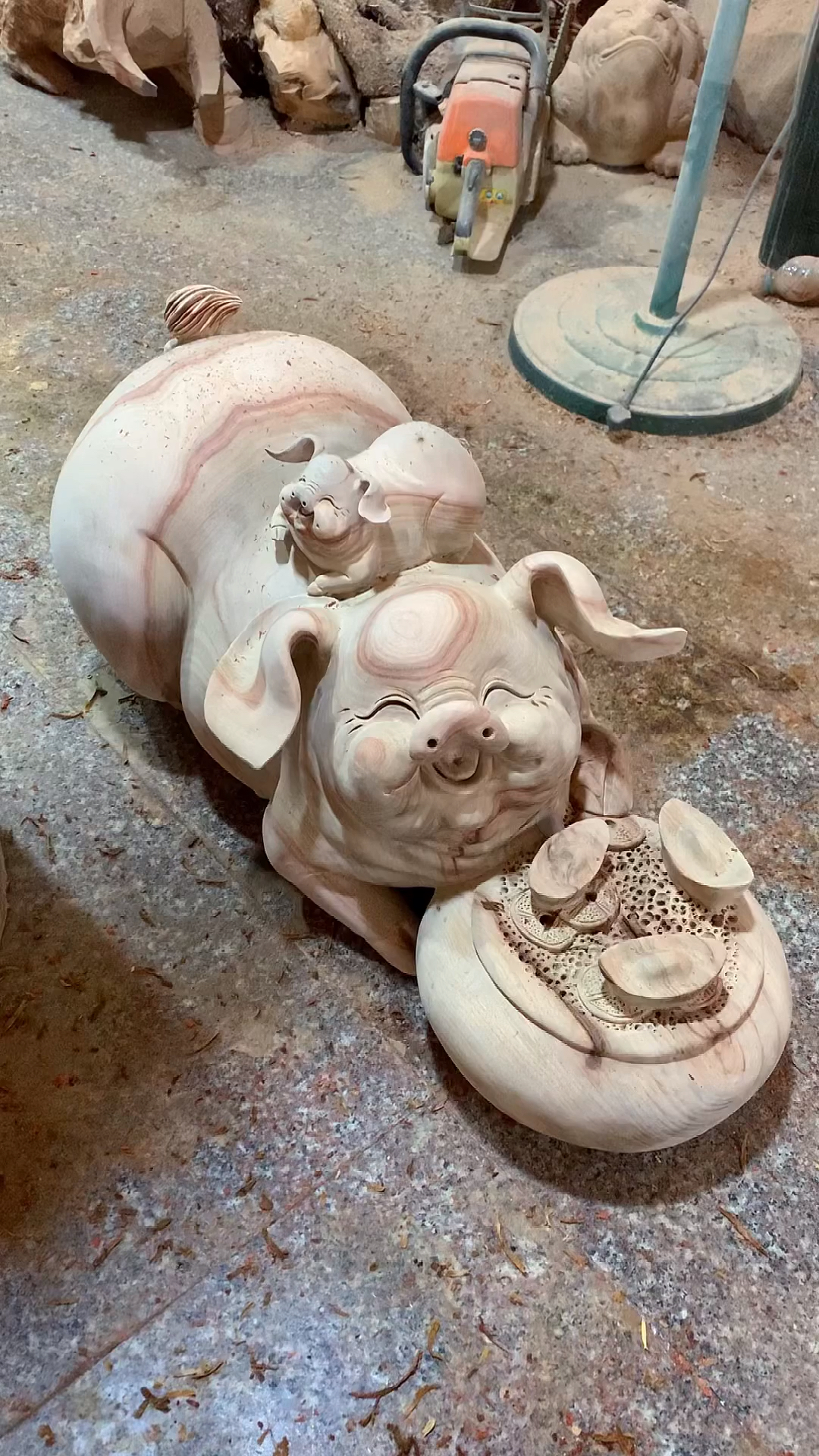 木雕制作过程#木雕工艺品招财福猪代代有福根雕摆件