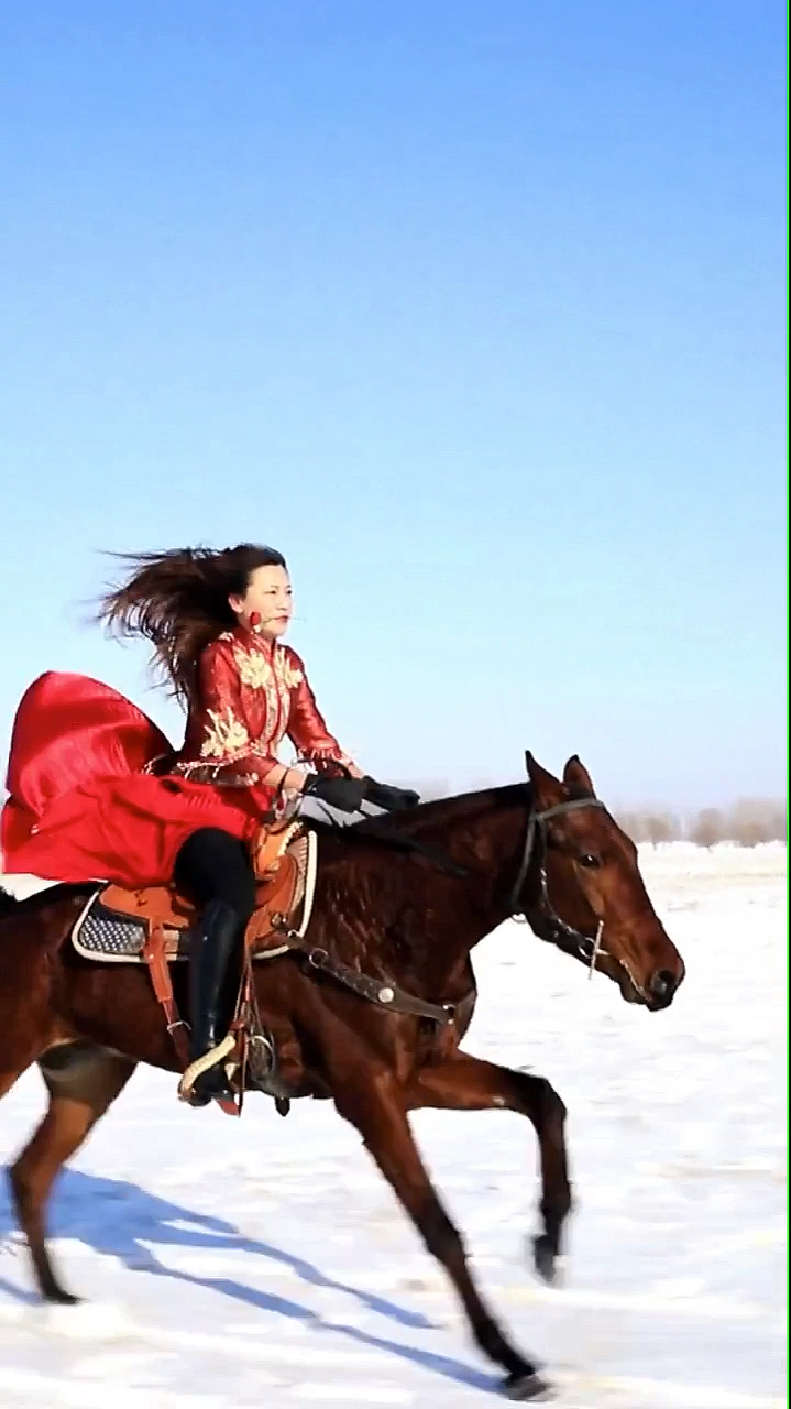蒙古姑娘在雪地上骑马更显迷人风彩