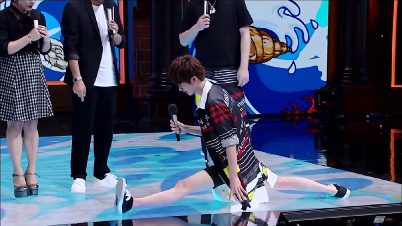 王一博#一博劈叉,小朋友柔韧性也太好了