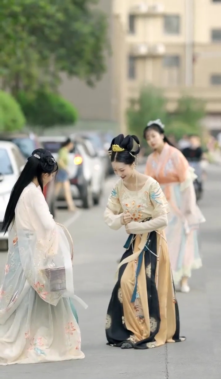 穿汉服的活波小姐姐只有在行礼的时候才感觉他们有点淑女