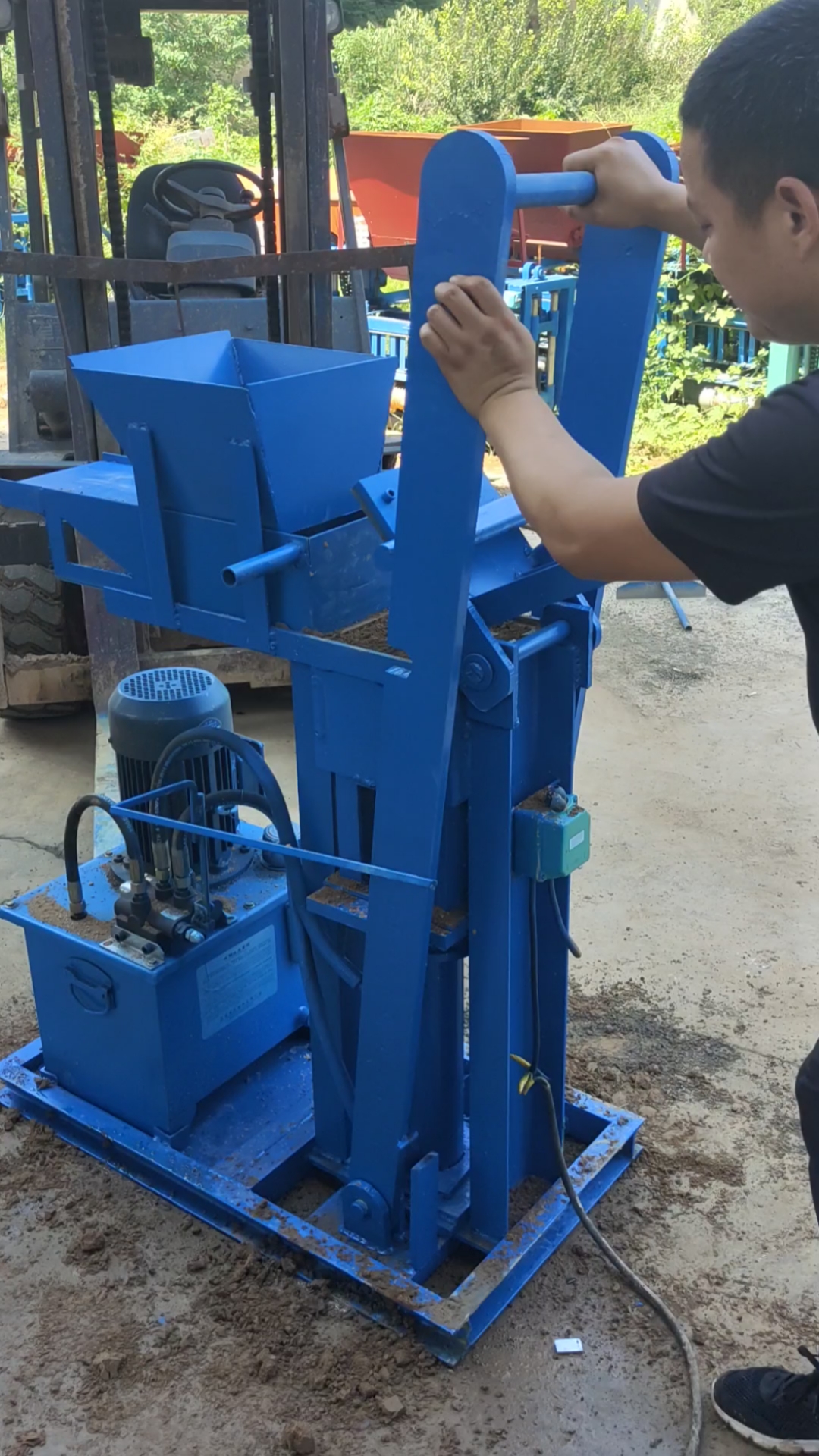 液压空心砖机液压黏土砖机生产多孔空心砖