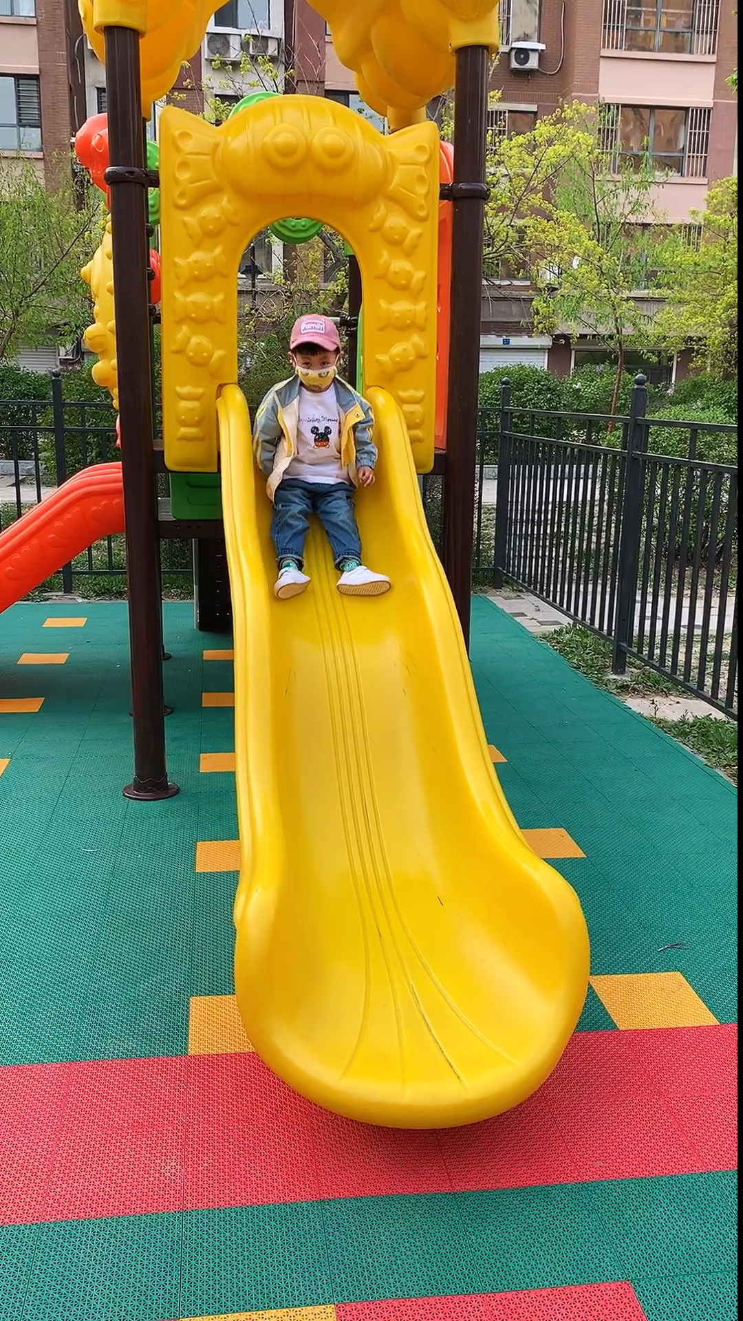 家有萌娃#爱玩滑梯的小孩
