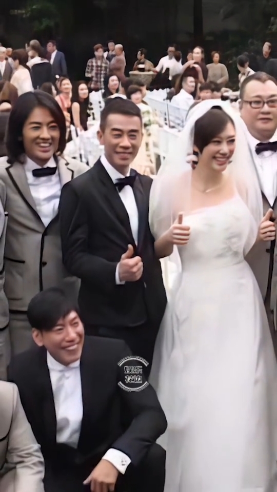 陈小春应采儿#大婚,昔日的好兄弟助阵伴郎团,连乌鸦哥也到场,他们的