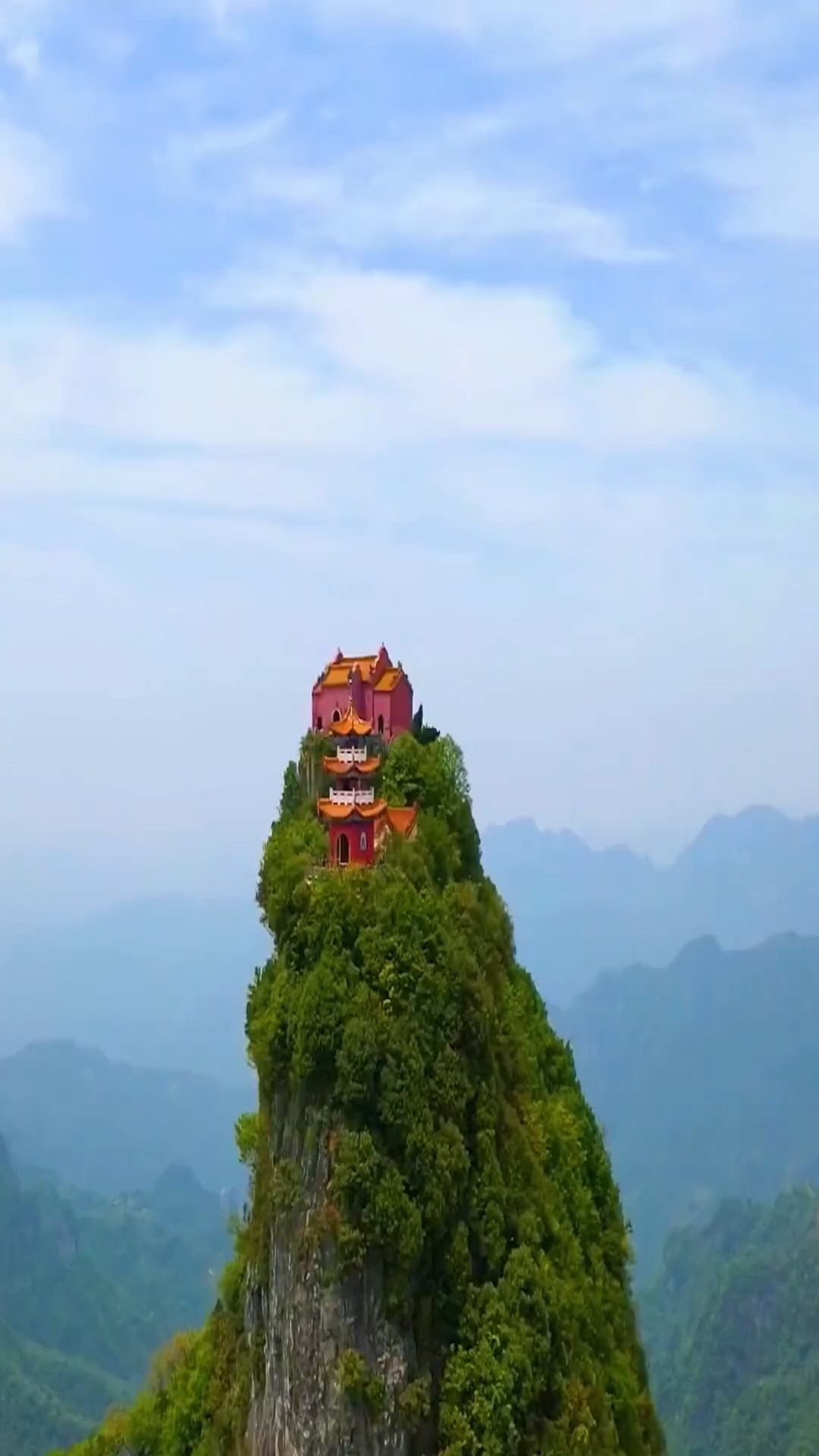 天柱山与武当山南北辉映,为道教名山,亦名中武当,海拔1445米!