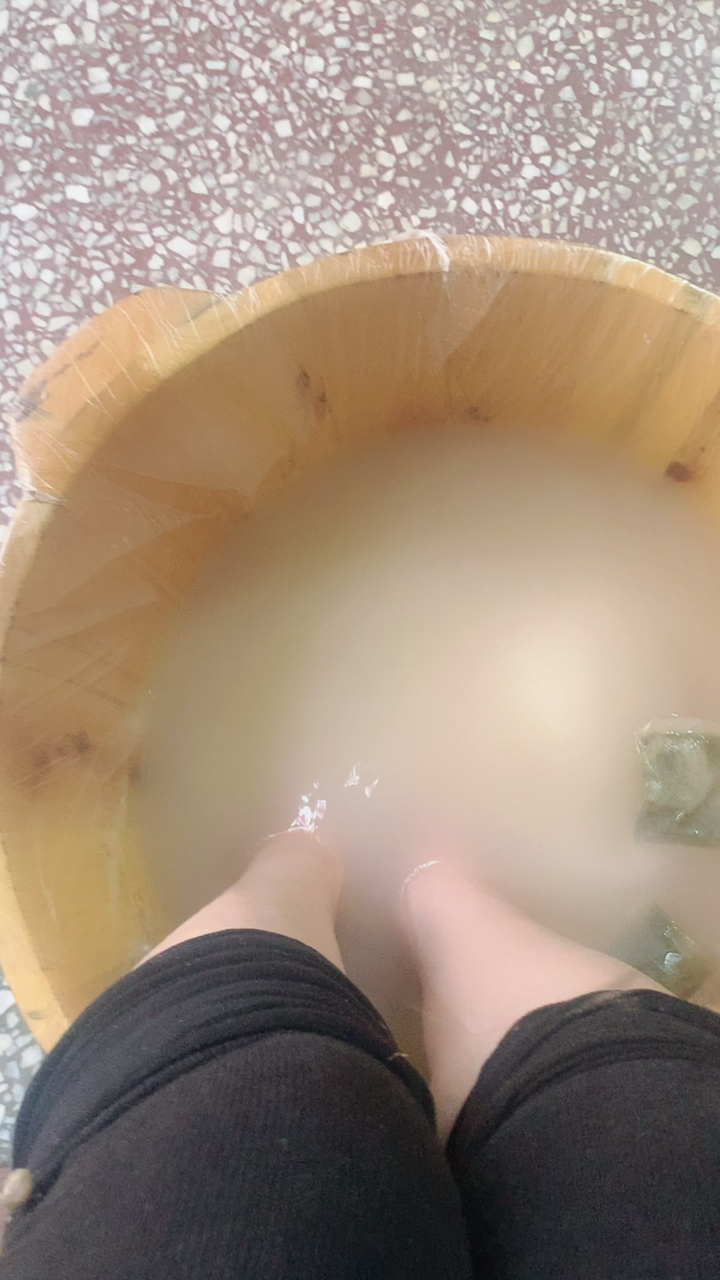 不一样的人生#今天老板大方,泡个脚还放瓶牛奶