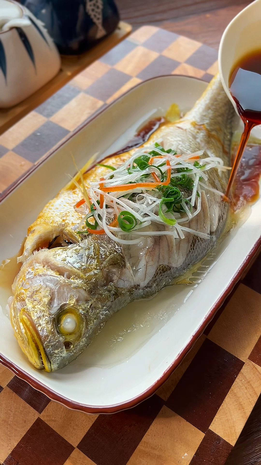 快过年了年夜饭上可以做一道清蒸黄鱼寓意年年有余