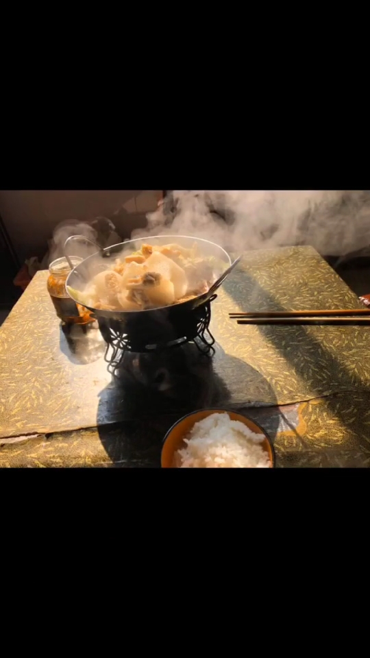 生活简简单单,写意的暖阳来加餐,粗茶淡饭热气腾腾,有光有爱