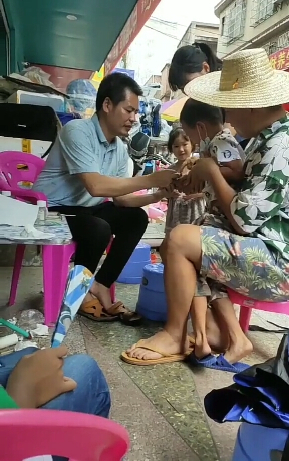 农村孩子不爱吃饭,长得不好,就认为有积,这不,到镇上割积来的,痛得哭