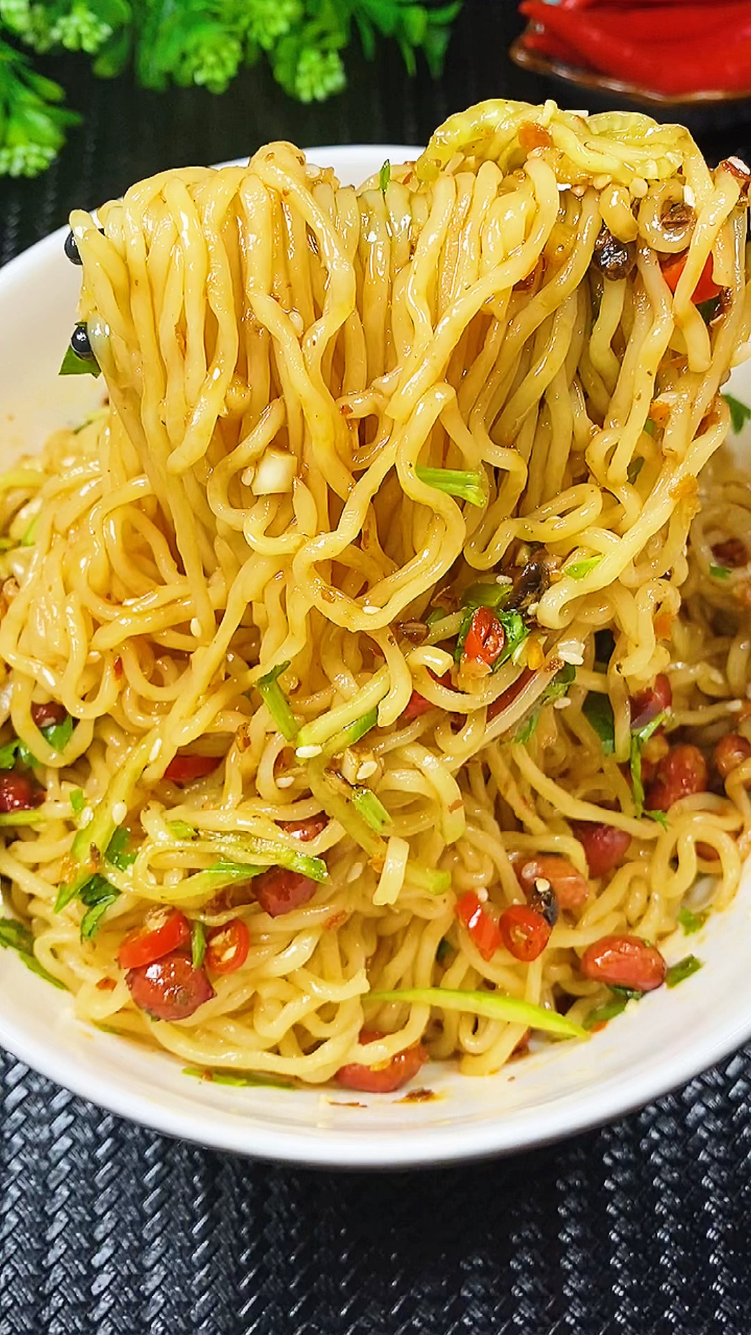 泡面怎么做才好吃呢?雪碧拌面!