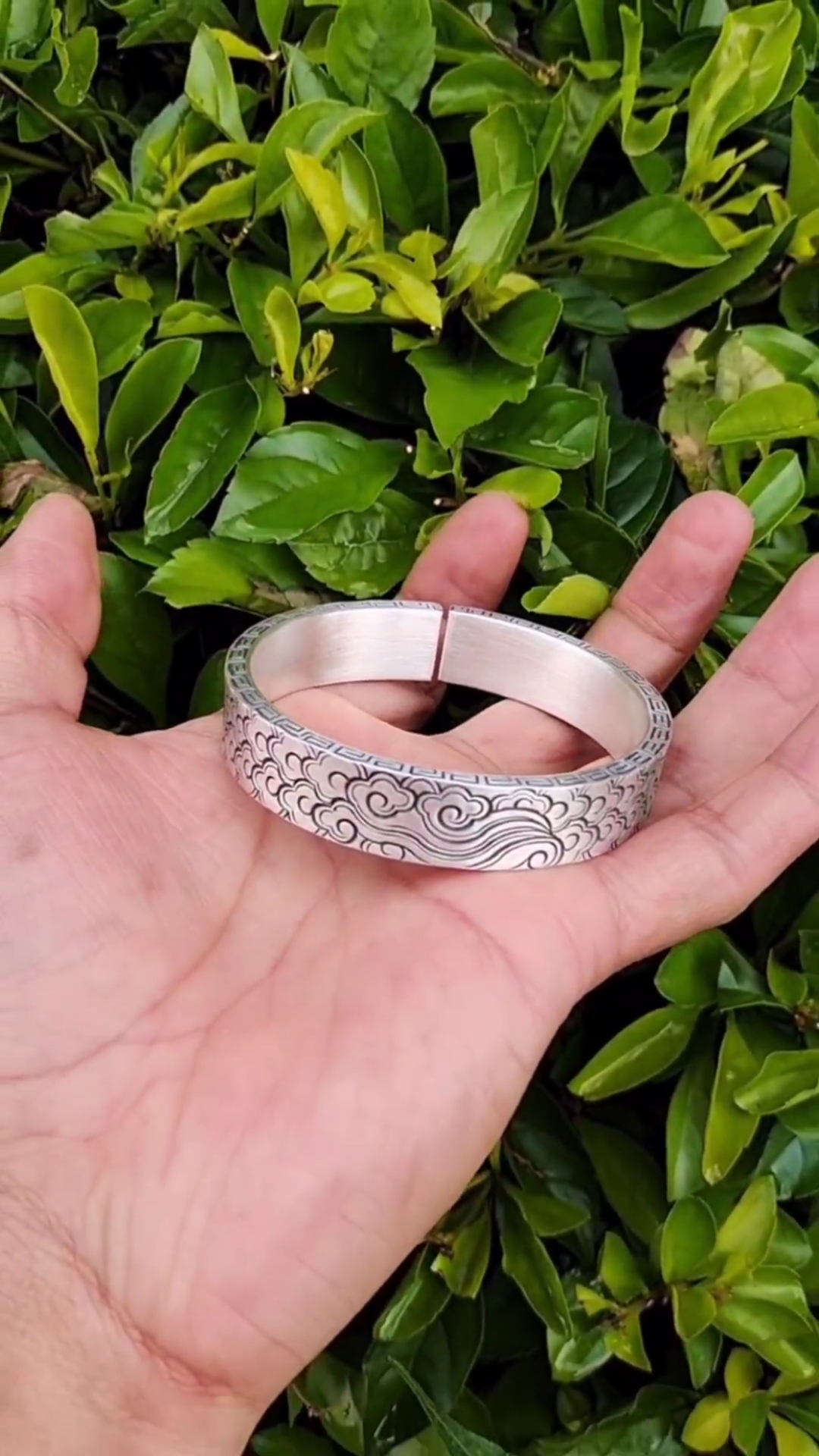 幸运四叶草#錾刻祥云宽版大手镯,看看跟四叶草有什么不一样?