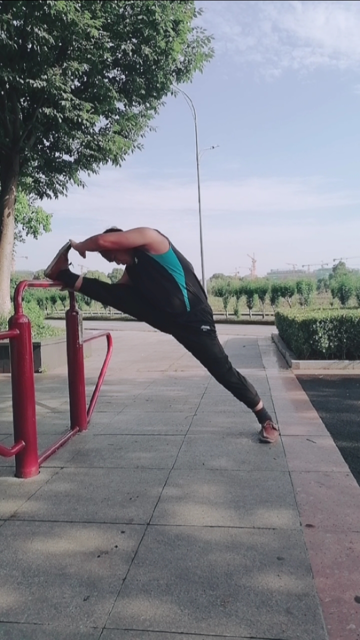 健身宁教练传递健身正能量#压腿