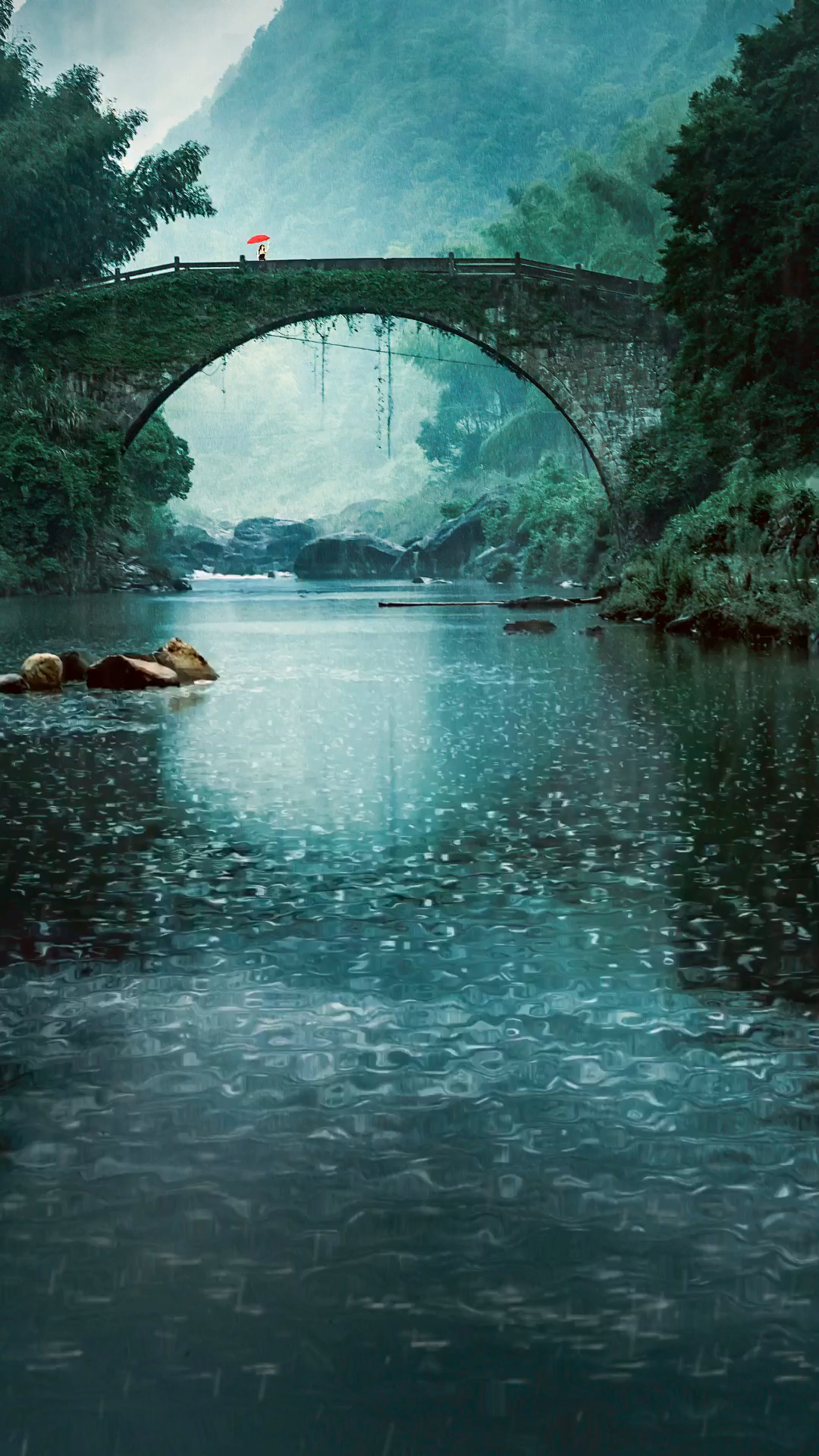 细雨绵绵天色忧,何人执伞立桥头,空山寂寂水欲静,烟雨朦胧心上愁