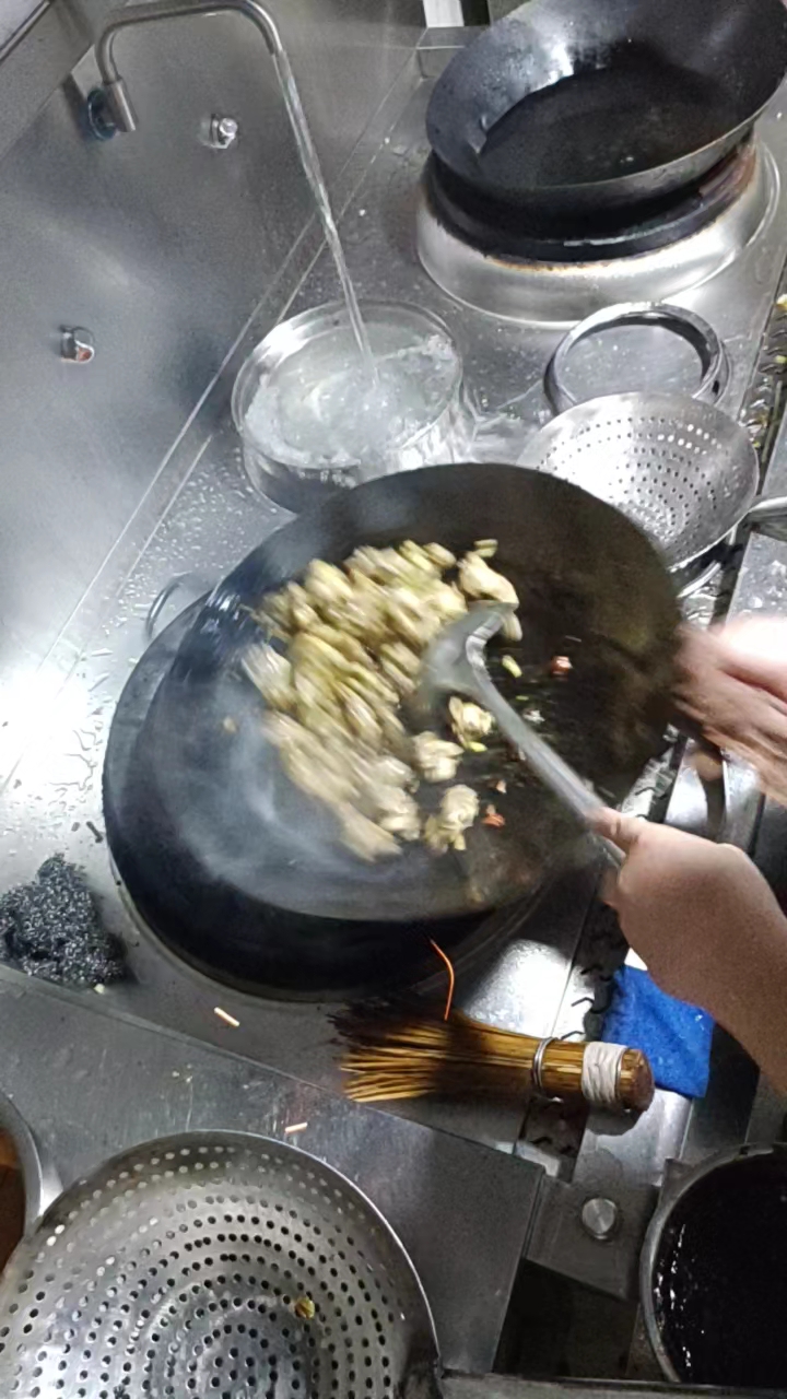 厨师背后的心酸,你知道我炒菜拿锅,可不知道我放锅难养家,陪不了最爱