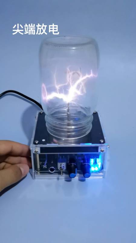 尖端放电电离后的空气中有了可以自由移动的电荷,空气就可以导电了-度