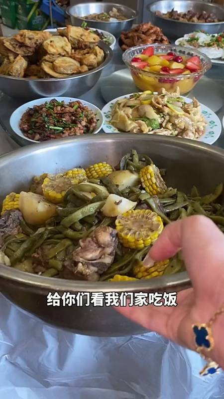 东北人家里吃饭用盆上各种盆,一家人在厨房里忙活的感觉太好了-度小视