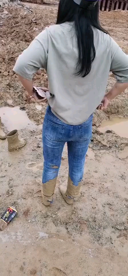 这就是工地上面的女人,鞋子都被泥巴吃了