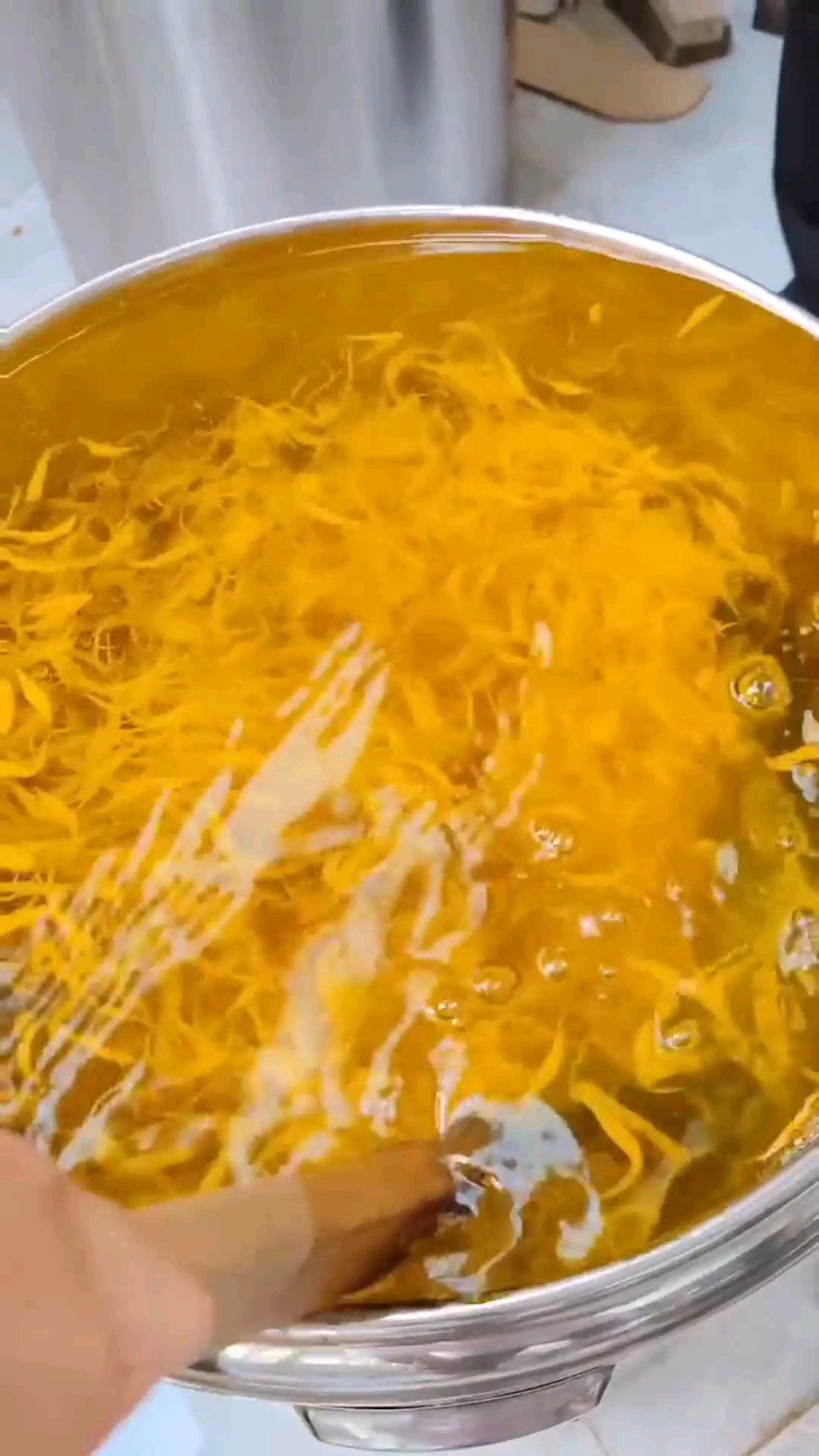 没人请办酒席的日子,只能卖点槐花蛆来维持基本的生活