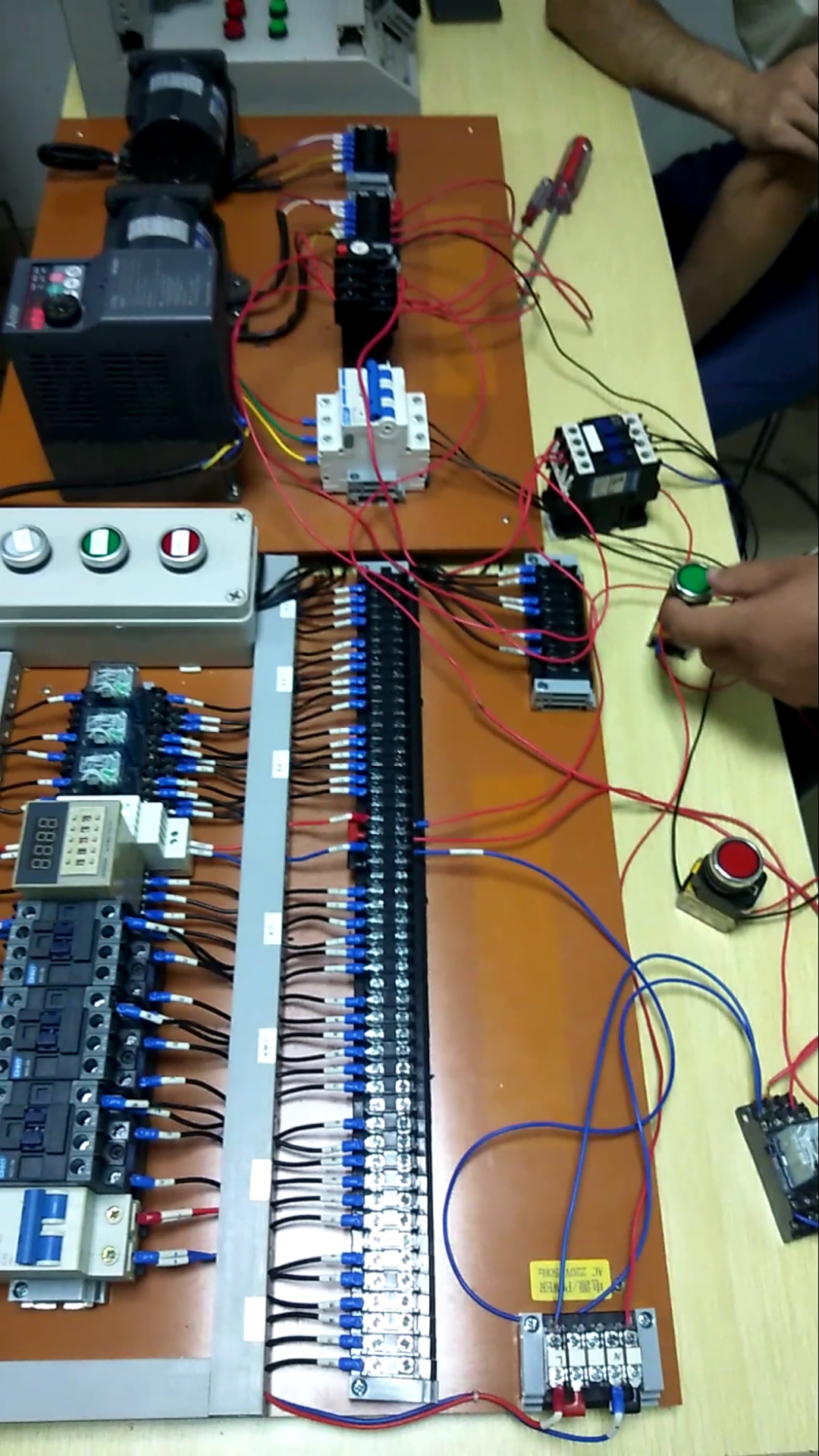 零基础学电工#电机自锁电路实物接线,通中间继电器控制接触器来实现!