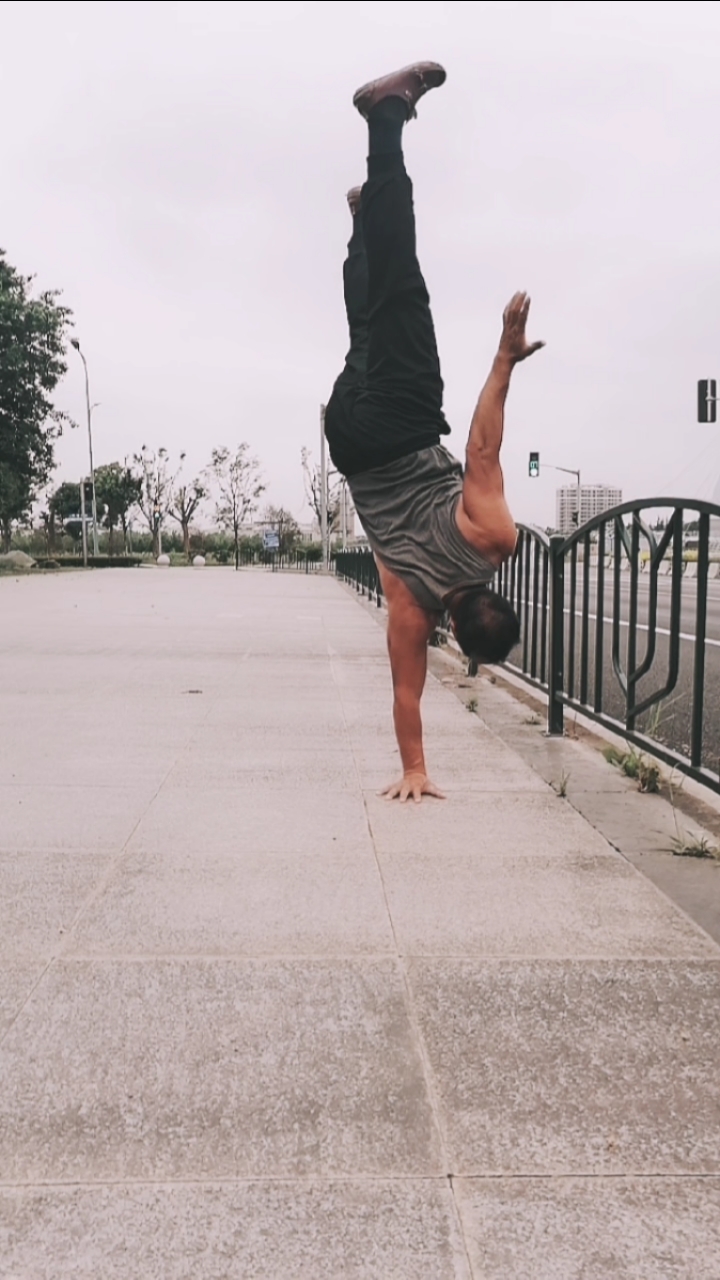 健身宁教练传递健身正能量#单手倒立