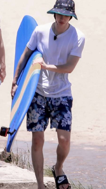 王一博#短裤,拖鞋,湿身都不重要了,一博连腿毛都这么性感99-度惺佑