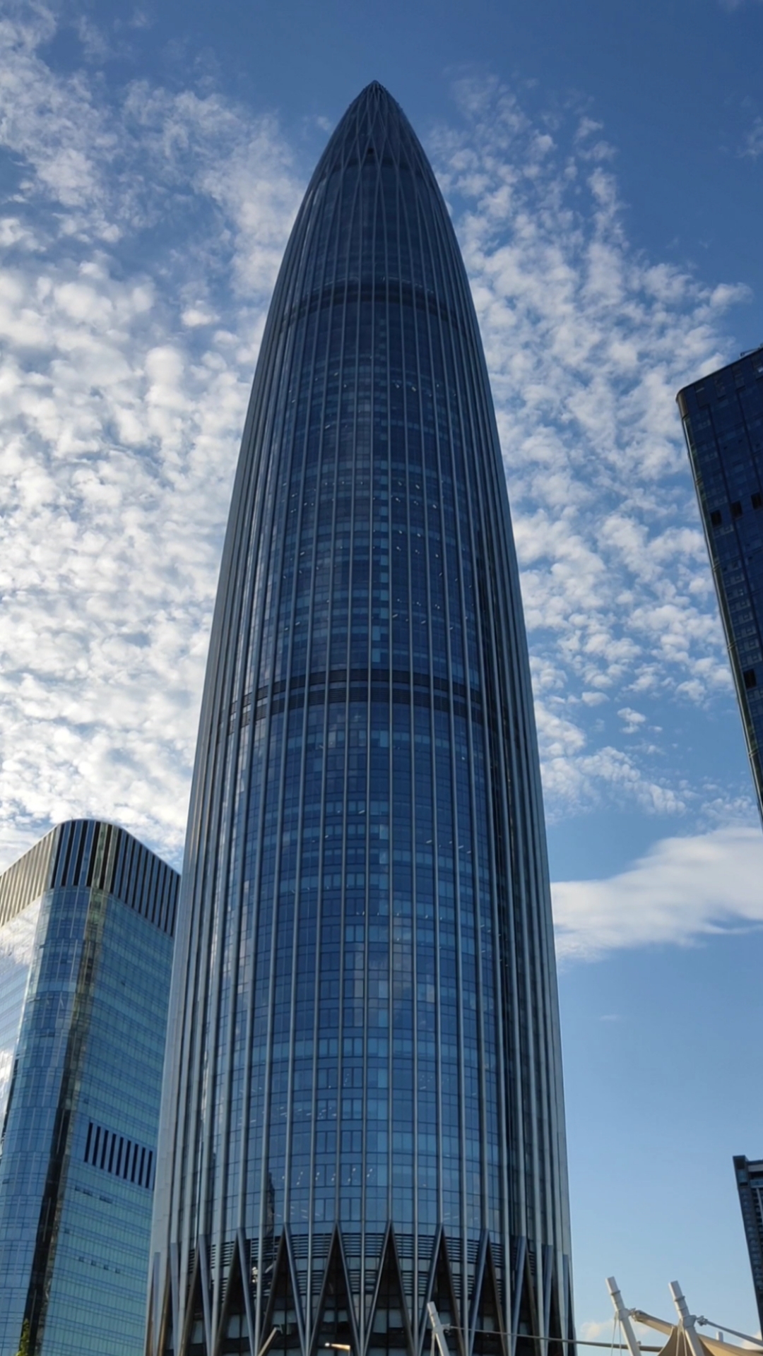 深圳有名的华润大厦,又叫春笋楼,外形像一根春笋破土而出-度小视