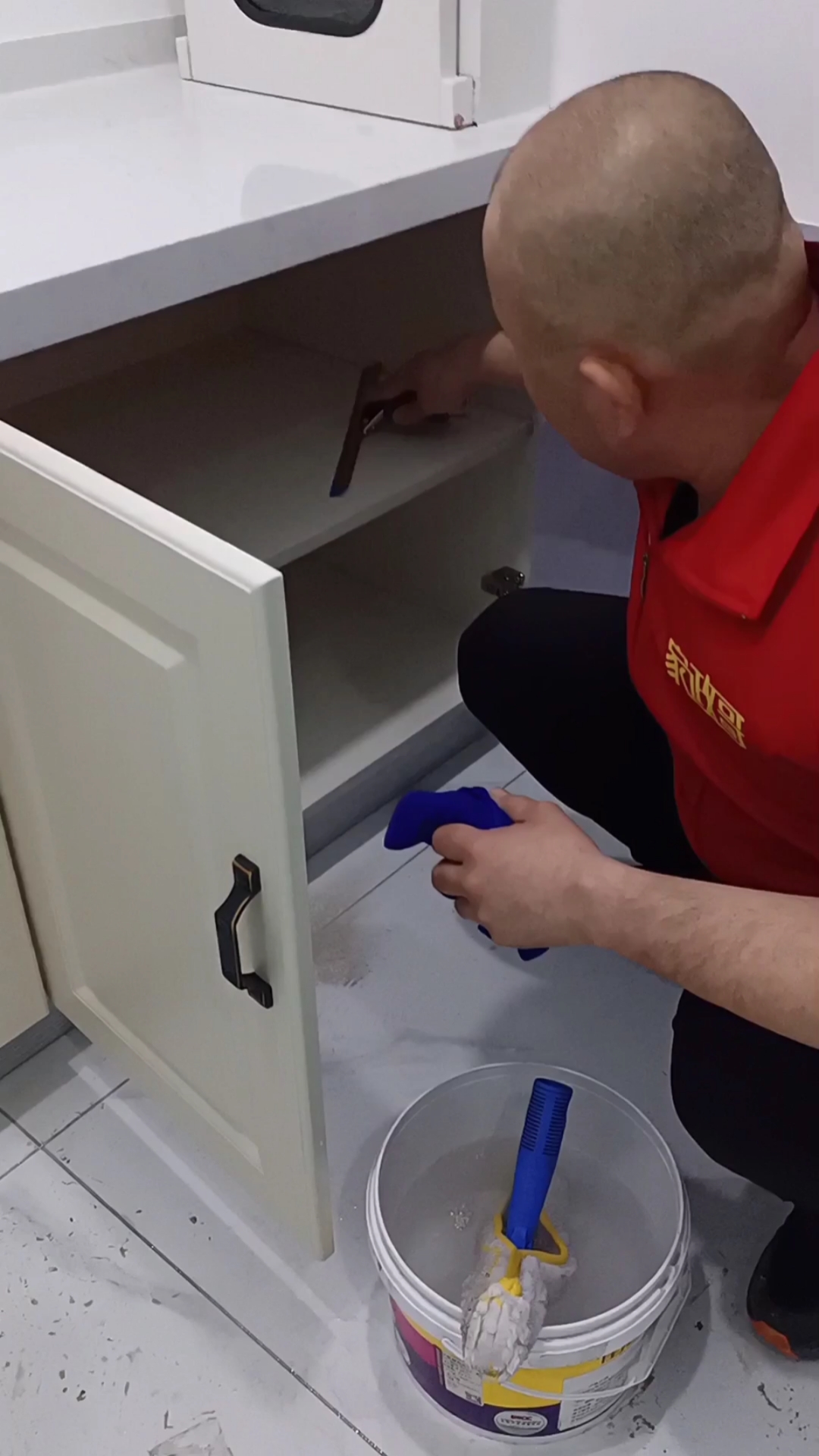 家政#新家开荒擦柜子,客户戴白色手套摸着验工,毛巾擦好几遍检查都有