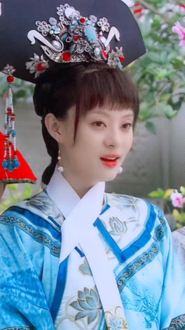 甄嬛传这身湖蓝色也太好看了早期的嬛嬛颔首低眉眼神里尽是温柔