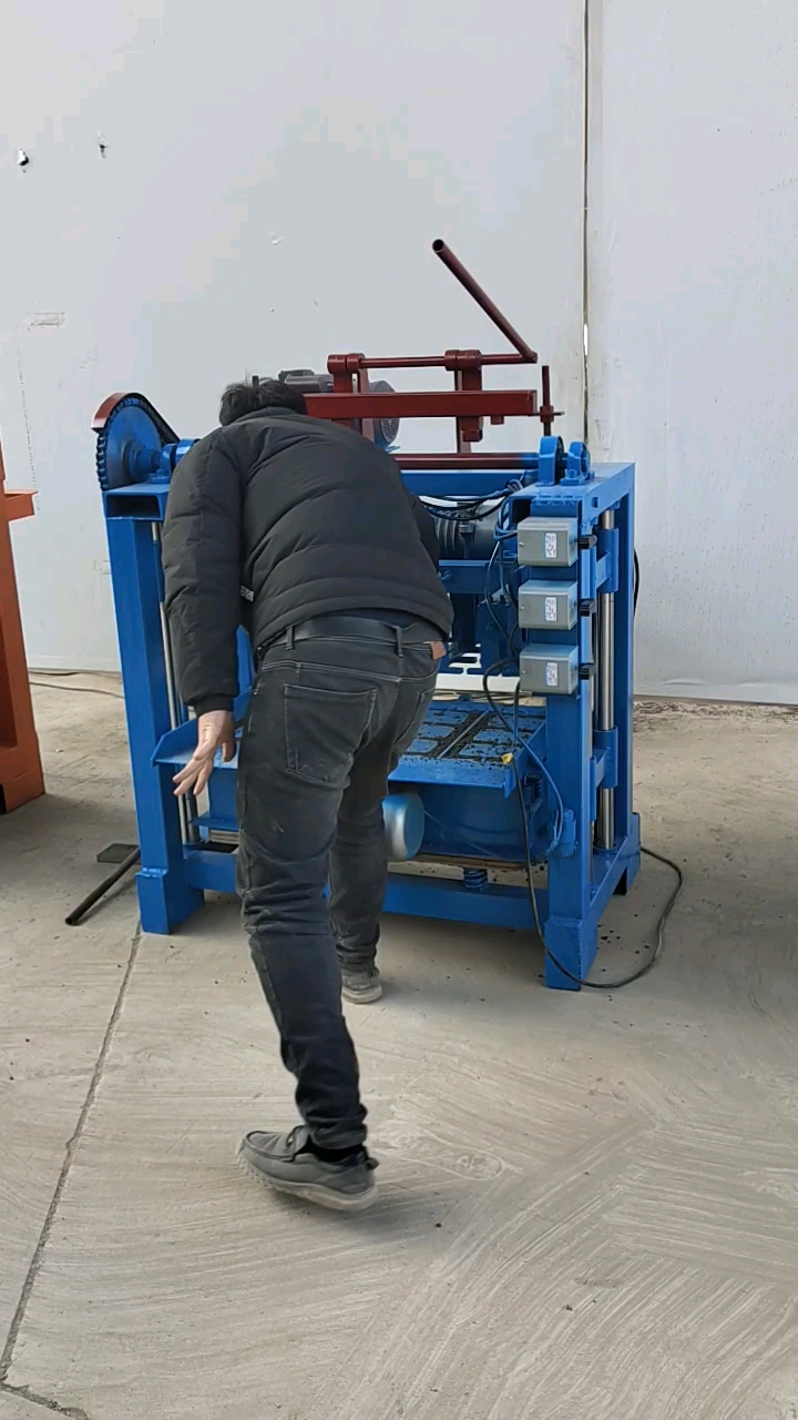 水泥砖机半自动水泥空心砖机生产操作演示
