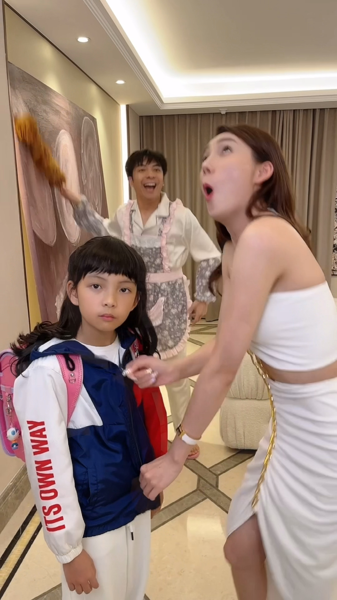 广东夫妇#摊上这样的逗比爹妈,孩子上学想不迟到都难