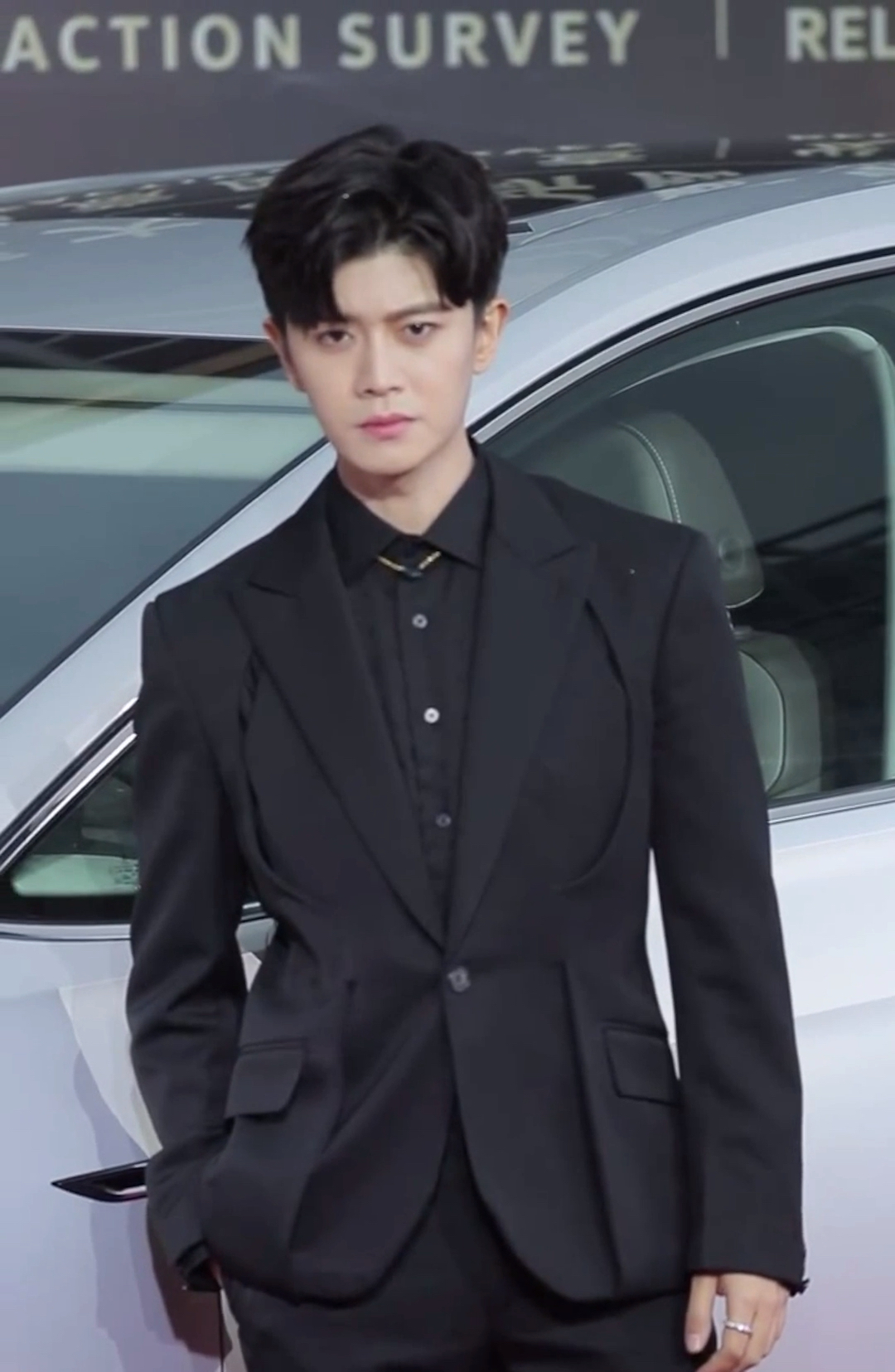 任嘉伦任嘉伦亮相华鼎奖红毯上谦和礼貌黑色西装yyds