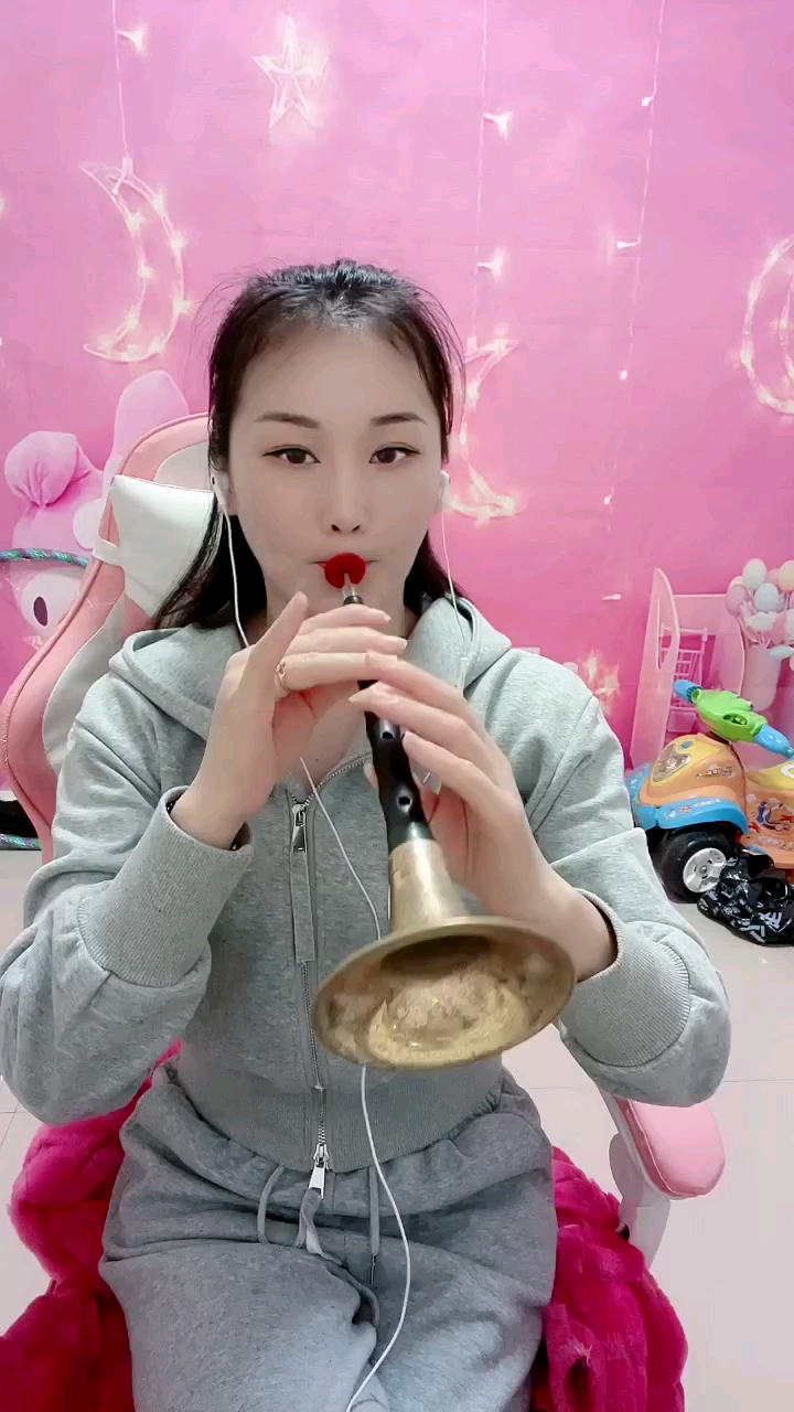 亚娟美女不光人漂亮唢呐吹的也好