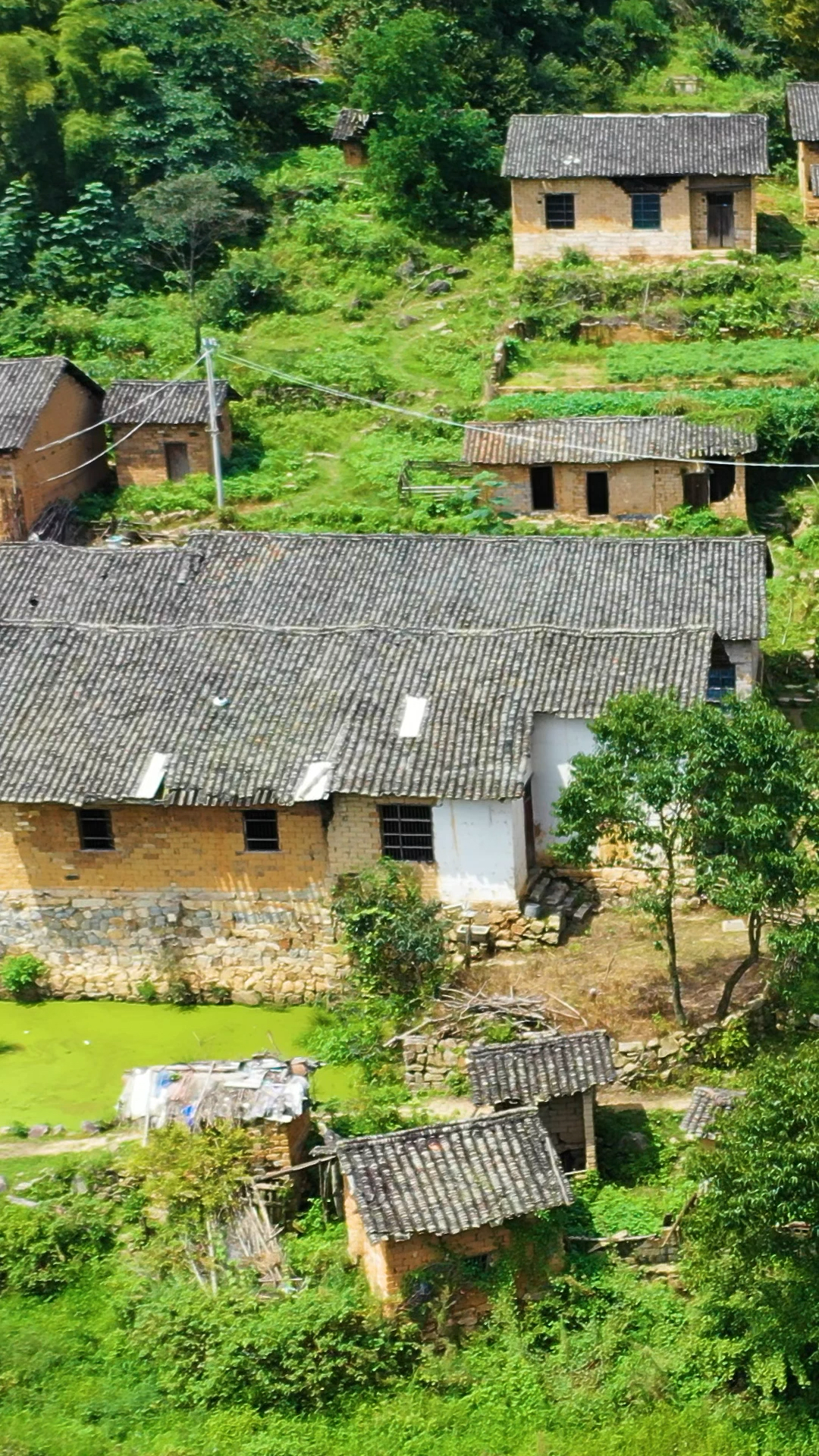 大山里发现一个古村落,已经有200年历史,村里还过着无网无电的生活!