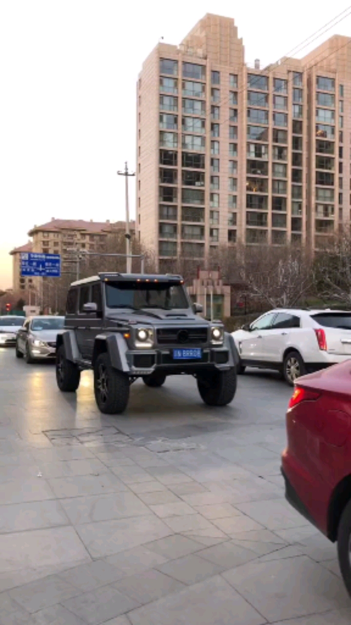 汽车那些事#北京顶级富人区遇见单手开大g44的小姐姐真的是太霸气了