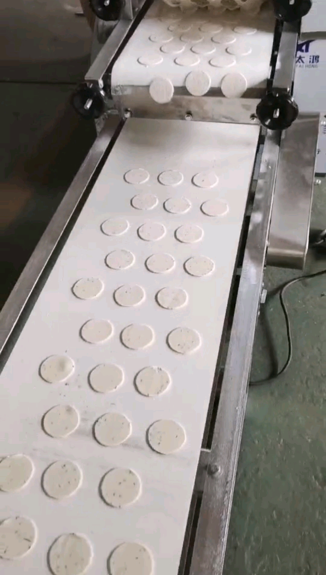 大型饺子皮机机流水线饺子皮成型机不锈钢材质可定制