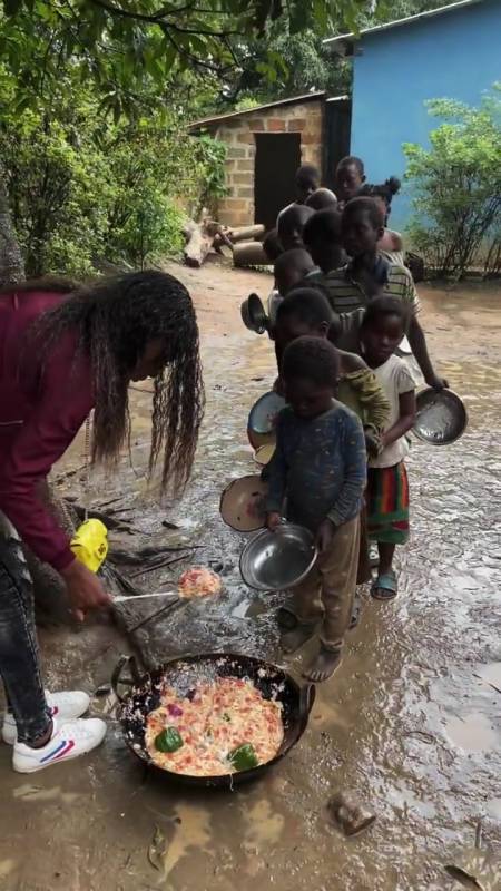 我在非洲的日子#非洲刚下完雨,看这些孩子穿的什么,太可怜了!