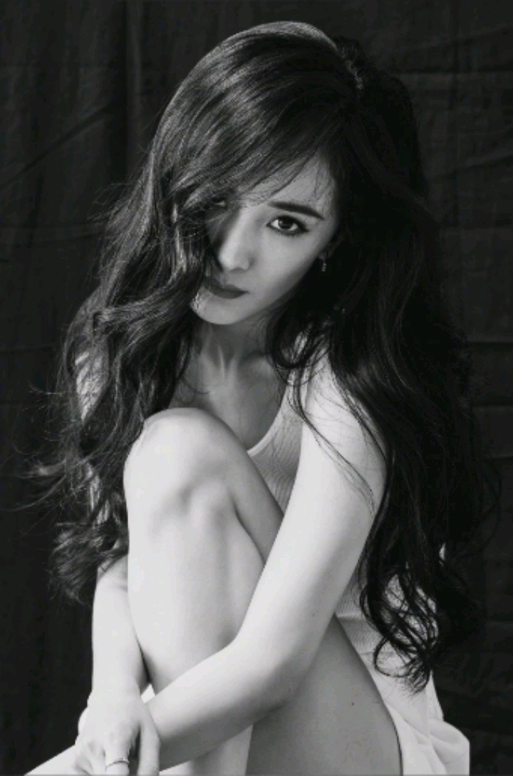 杨幂黑白写真,妩媚又性感!