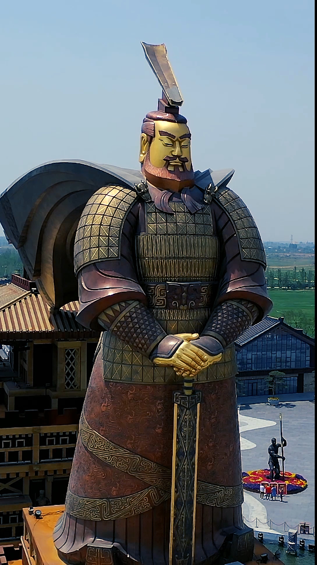 西安昆明池遗址,身披金色铠甲的汉武大帝巨型雕像.