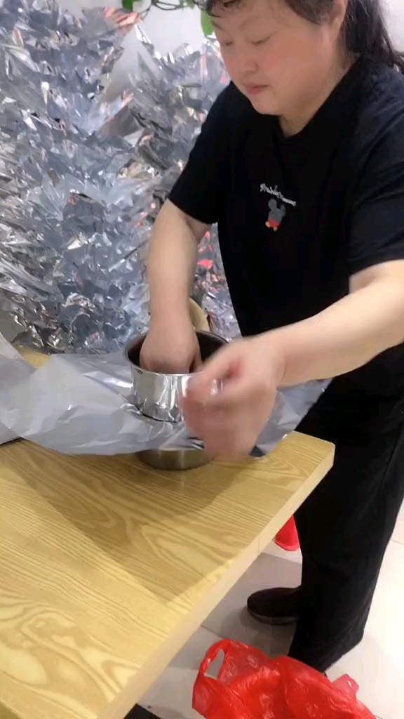 我们家的锡纸都是老妈叠的越来越厉害了,100个碗1个小时