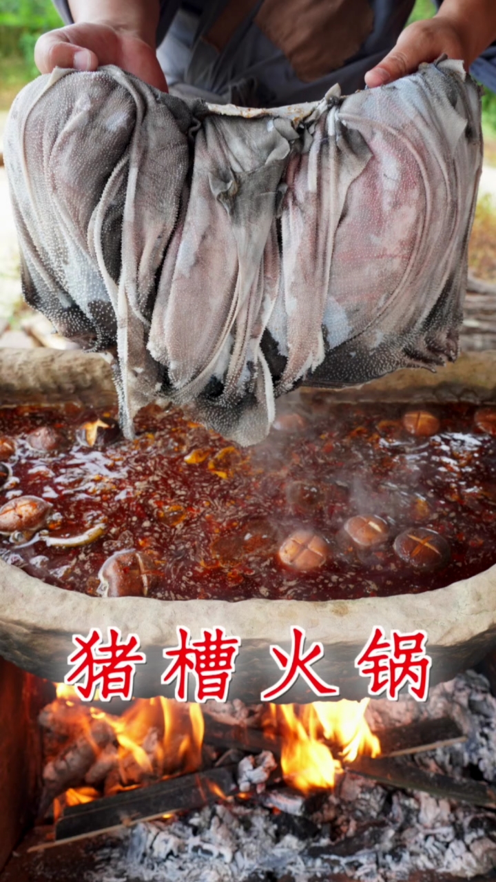 小伙自制猪槽毛肚火锅,这味道真不一般!