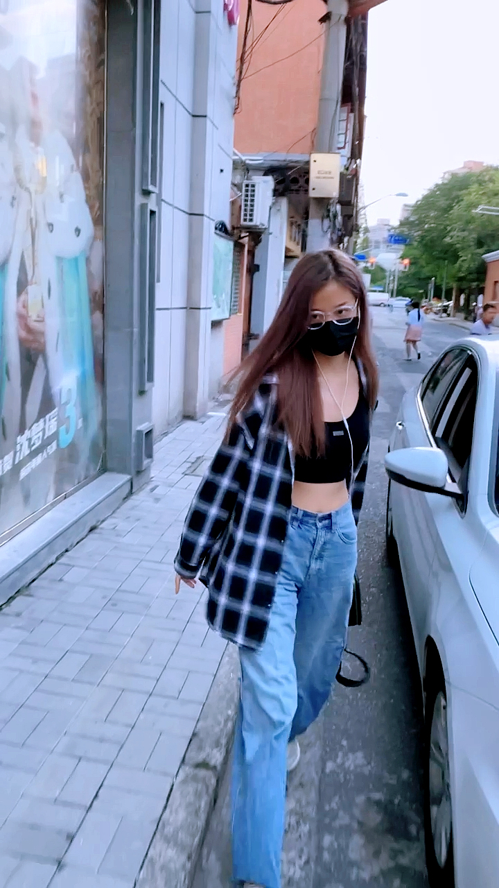 女团snh48成员孙语姗坐滴滴车上班黑色抹胸小背心大秀水蛇腰走路飞快