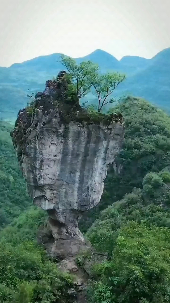 云南大山深处发现奥运火炬石,重约上百吨,屹立万年不倒!#自然奇观