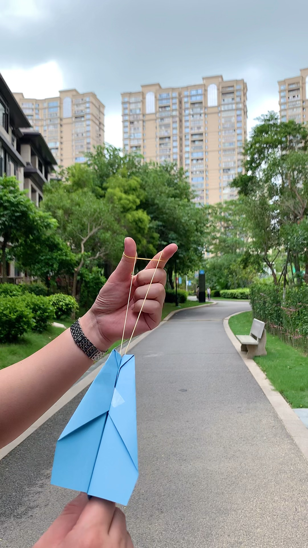 好玩的皮筋弹射纸飞机,可以飞好远,小朋友特别喜欢这款简单不费力的