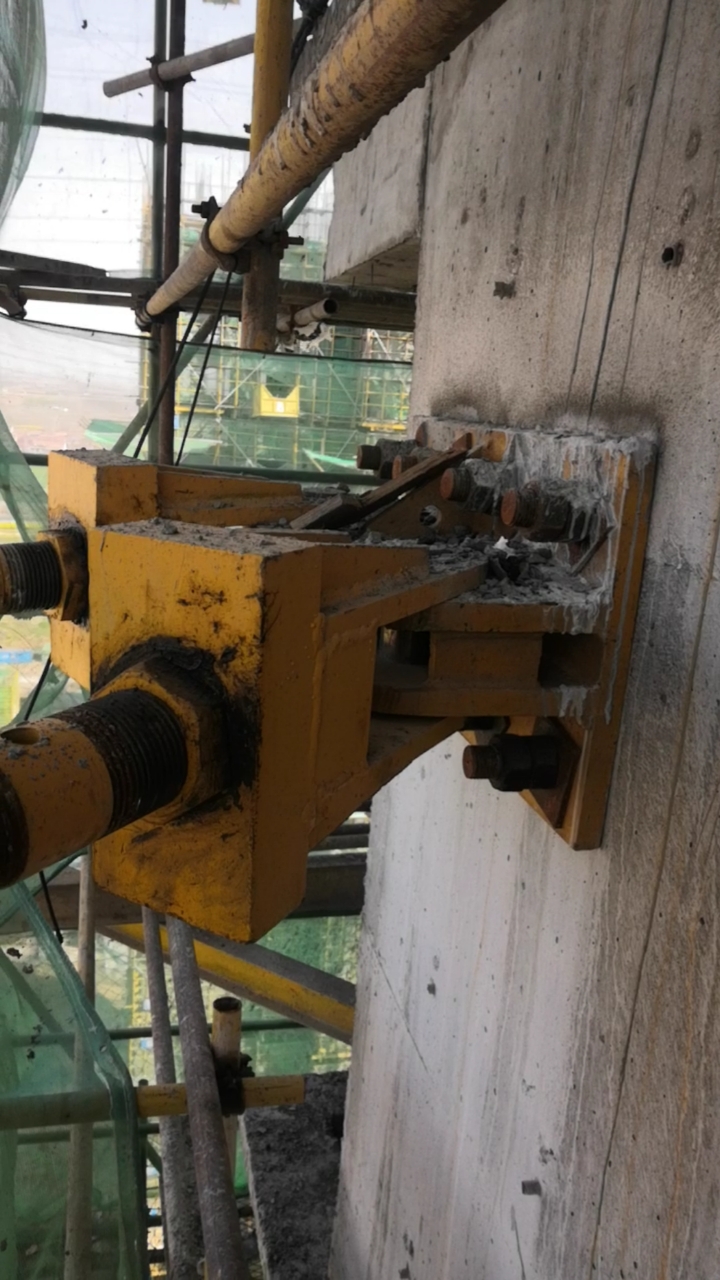 塔吊扶墙,这扶墙是见过最牢固的.